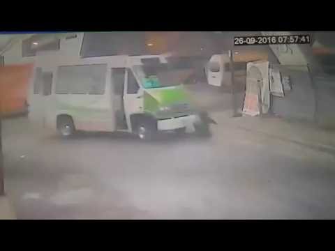 Microbús atropella a mujer en Naucalpan