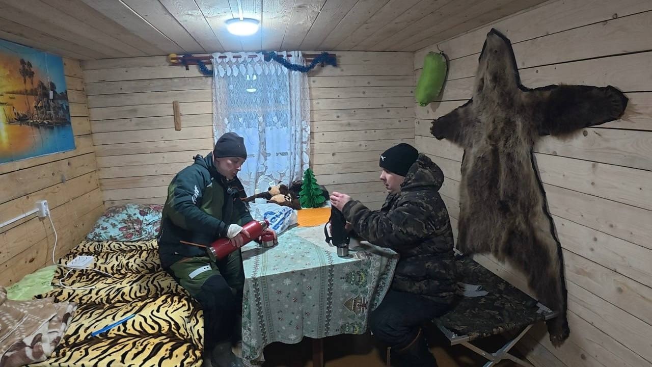 ПРИЕХАЛИ В ТАЁЖНУЮ ИЗБУ, И БЫЛИ В ШОКЕ! ДИКИЙ ЖОР ЩУКИ , ОКУНЯ! СОТНИ ТРОФЕЕВ НА УДОЧКУ!
