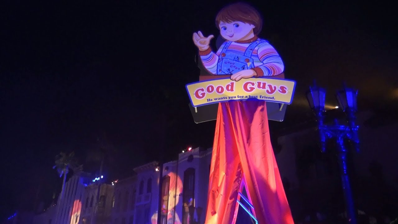 Revenge of Chucky Scare Zone night time at hhn 28