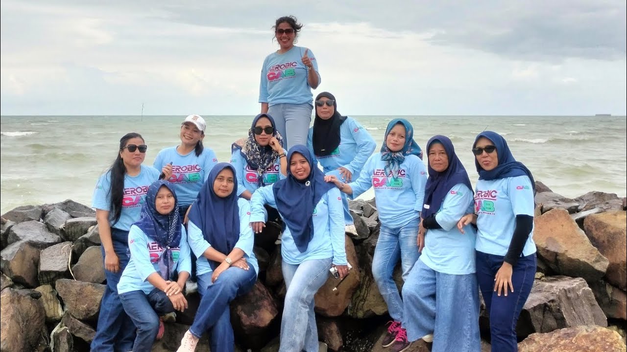 Senam Kreasi-Jangan Tunggu lama-lama by Club Aerobic Bogorejo live Pantai Dasun lasem