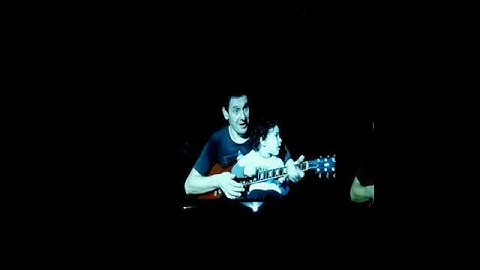 Ricardo Mollo y Merlín Atahualpa en el concierto de Divididos