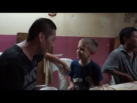 Ребенок учит китайца