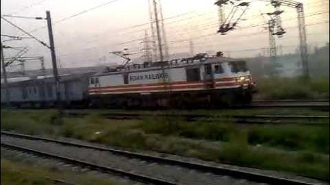 PARALLEL RUN BETWEEN 12002 BHOPAL SHATABDI & 12004 LUCKNOW SHATABDI PART II