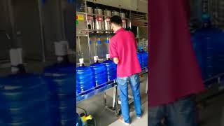proses pengisian air mineral.yg pertama ada di indonesia,yng sanggat istimewah,
