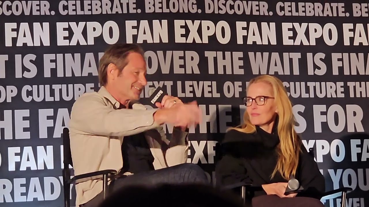 David Duchovny e Gillian Anderson sorrindo lado a lado