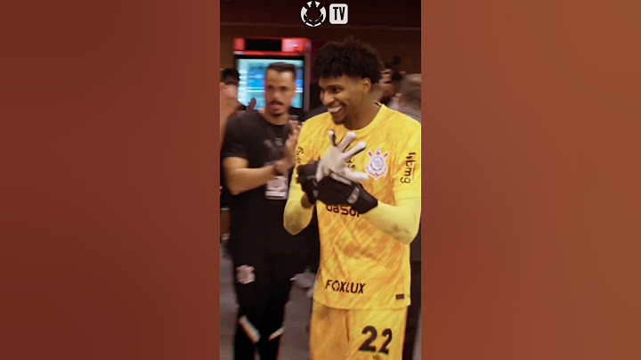 Hugo Souza chegando no vestiário depois de defender 3 pênaltis seguidos