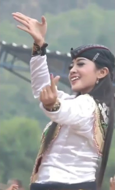 Gaun Merah ☆ Jathilan Cantik ☆ ( story WA )
