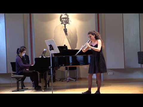 Putar Vaughan Williams: Oboe Concerto in A Minor: II. Minuet and Musette. Allegro moderato - Claude Debussy