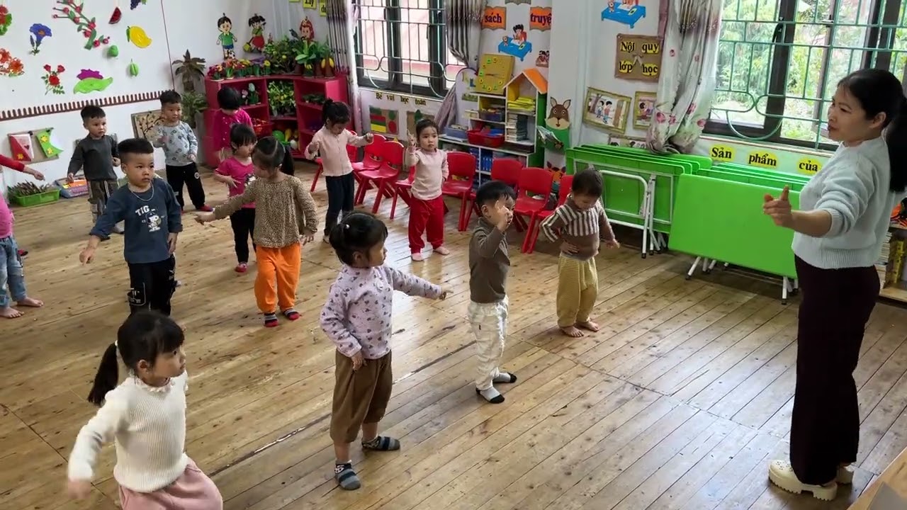 Trẻ tập văn nghệ Tết