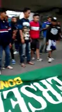 Bendera BONEK dibakar arema