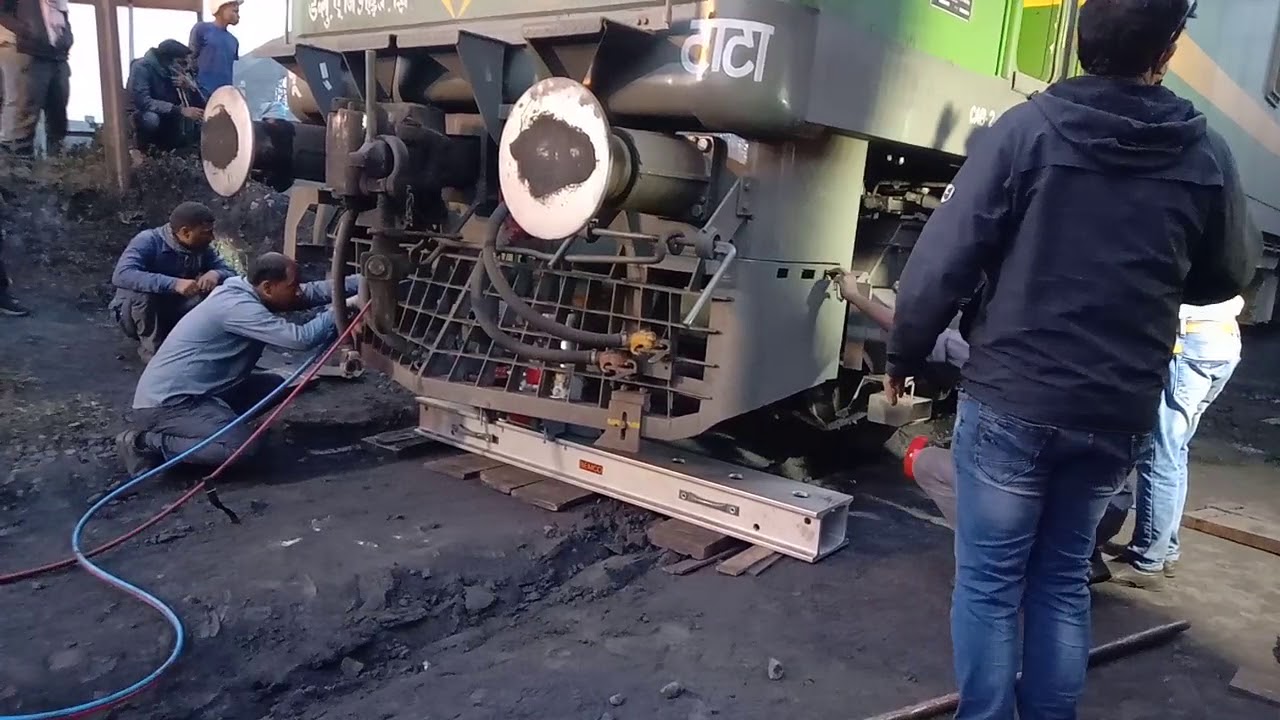 How Railway Put Engine on Track after Derailment with the help of ART ...