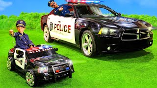 Çocuklar gerçek bir polis arabasıyla oynuyor