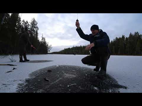 ПЕРВЫЙ ЛЕД ОТКРЫТИЕ ЗИМНЕГО СЕЗОНА - ПРИШЛОСЬ ДОЛБИТЬ ЛОПАТОЙ !