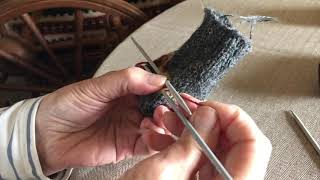 'How to knit perfect fingers' -  a free video tutorial with Elizabeth Johnston