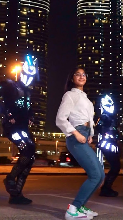 Chammak challo in Dubai @BeatsWithHarnidh  #chammakchallo #shinescreed #bollywood #indian #dance