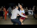 La pareja que casi se deshace en la pista - Asi se debe bailar el movimiento de la costa