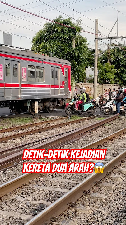 detik-detik kejadian kereta dua arah,    posisi pengendara di tengah rel ?😱 #kereta #videoviral