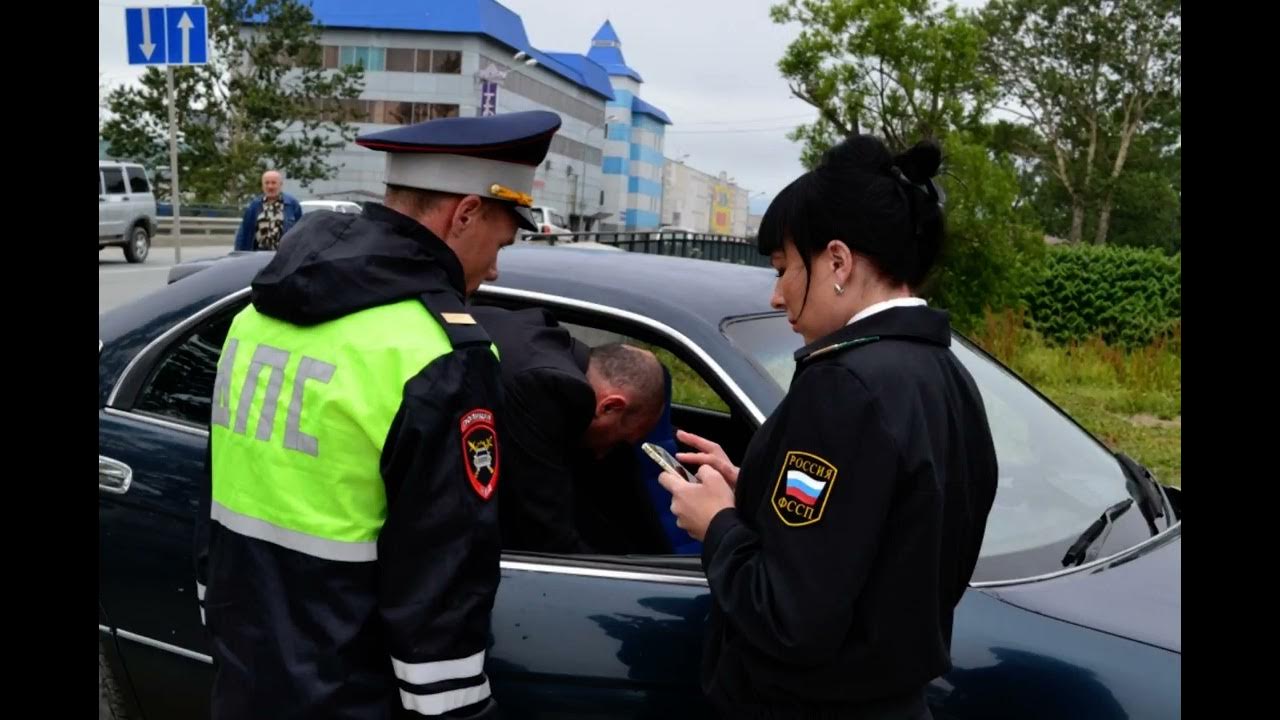 Можно ли ездить на машине в аресте. Приставы ГИБДД. ФССП И ГИБДД. Приставы по штрафам ГИБДД. ФССП на дорогах.