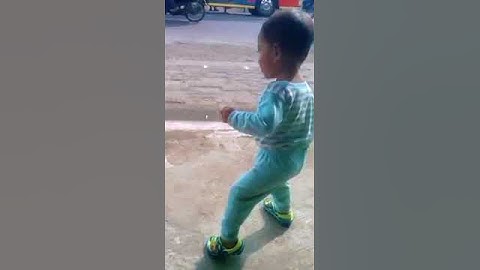 Muhammad Zacky Al-Pratama sedang bermain dan belajar.