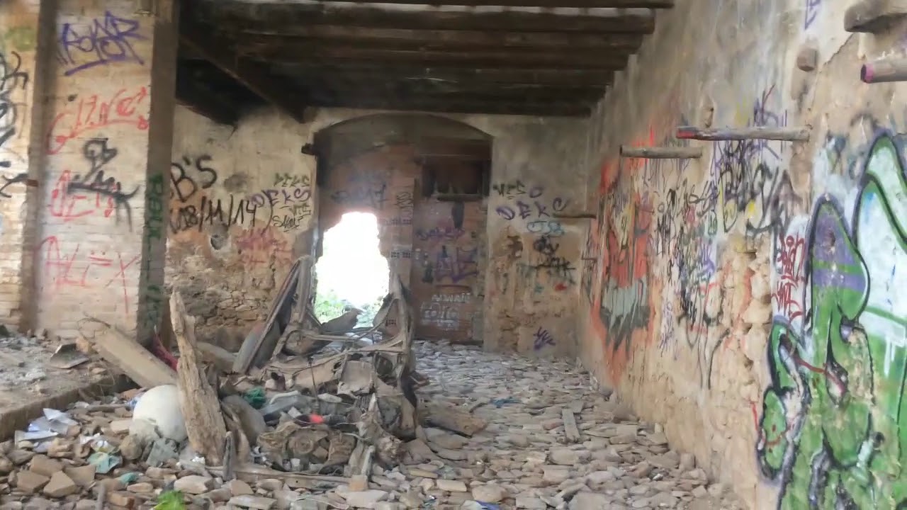 Explorando una MASÍA ABANDONADA con COBRETIX