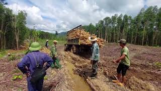 The road is muddy, every car passing by is afraid