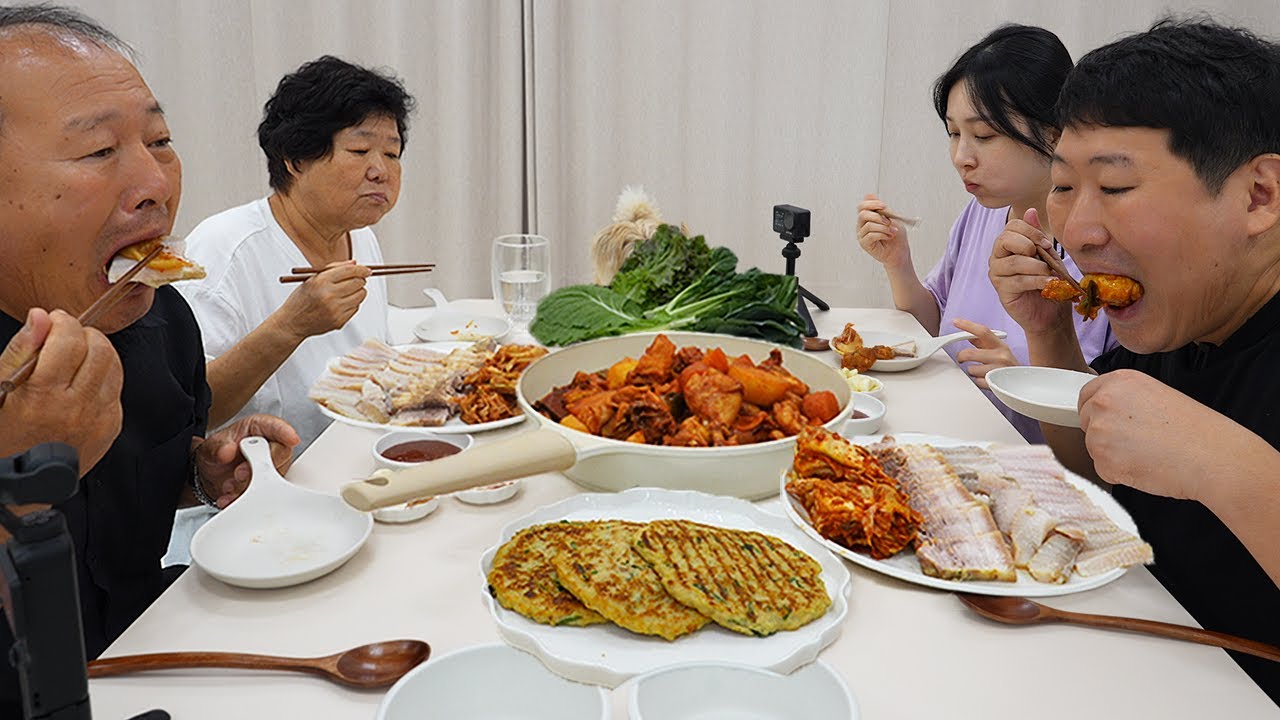 Мне кажется, лица моих родителей немного изменились...