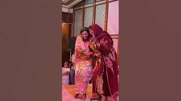 عارضة ازياء سودانية ترقص للفنانة انصاف مدني بطريقة غريبة مزيكا سودانية حفلات سودانية 