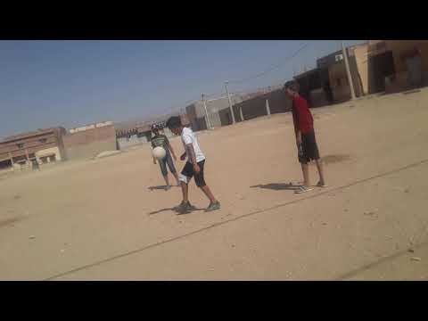 كرة القدم من الحي مع لؤي