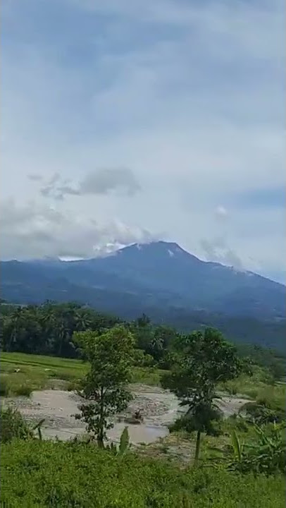 jalan jalan naik kereta melewati banyumas disuguhi pemandangan pegunungan yang indah