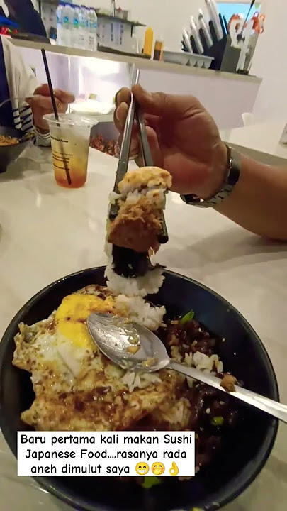 Pertama kali makan sushi terasa aneh di dalam mulut