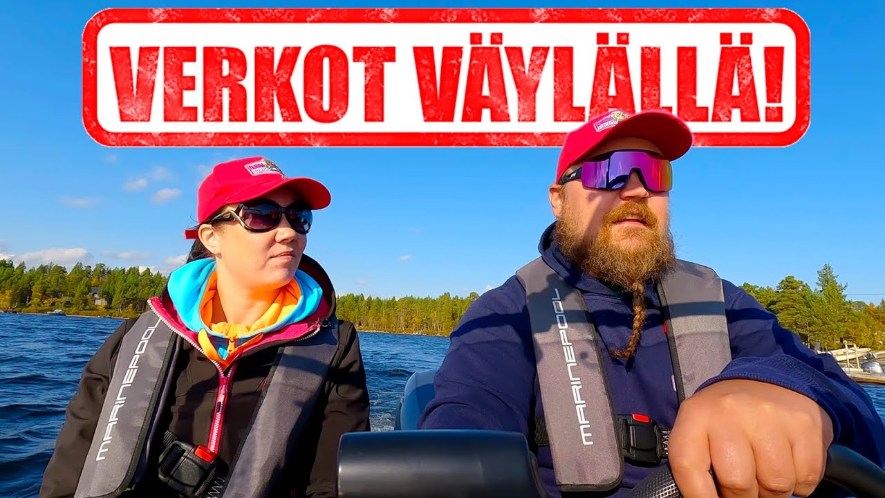 Hankaluuksia matkalla Kahkusaaren autiotuvalle: Verkot veneväylällä! Veneretkellä Inarijärvellä.