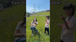 Can she touch a bubble? #kidactivities#learnthroughplay#outdoorplay#japanwithkids#daisymandarinplay