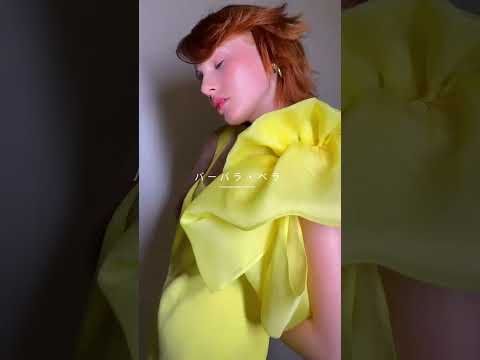  Vestido longo em crepe com ampla alça de  babados em organza