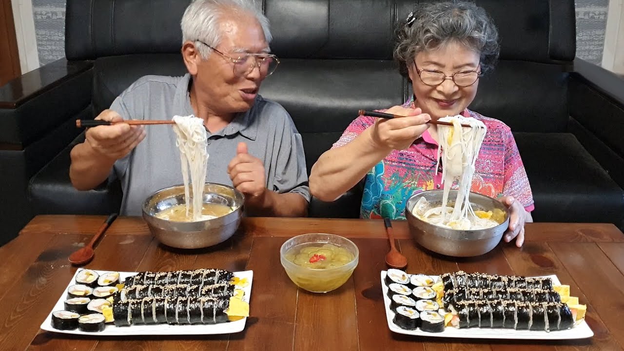 Счастливого дедушки и бабушки с лапшой кимчи на воде и кимбап мукбанг~! (рецепт)