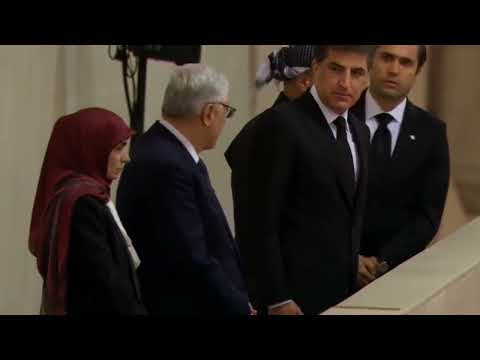 انحناء الجميع الا السيد جعفر الصدر وزوجتة خلال وداع الملكة اليزابيث