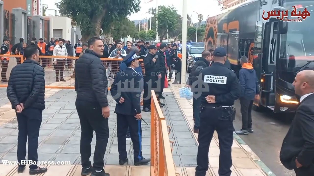 بركان .. وصول فريق النهضة البركانية وولوجه الملعب البلدي وسط تصفيقات الجماهير