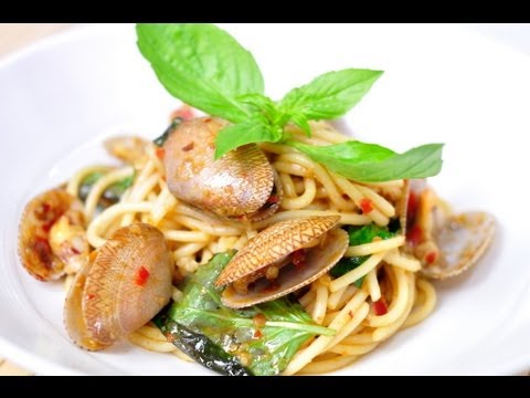 [Thai Food] Spaghetti mix with clams (Spaghetti Hoi Lai Phad Nam Prik Phao)