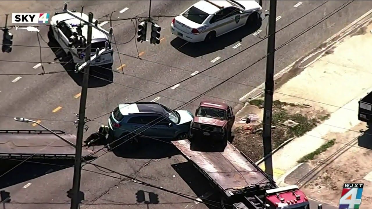 Injuries reported in crash on Moncrief Road at 45th Street - YouTube