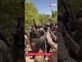 القوات المسلحة السودانية تنشر فيديو لقائد الجيش عبد الفتاح البرهان وسط الجنود في الشارع 