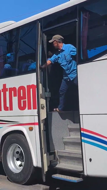 Suasana Antrian Bus di Pintu Keluar Terminal Bungurasih #terminalpurabaya  #terminalbungurasih
