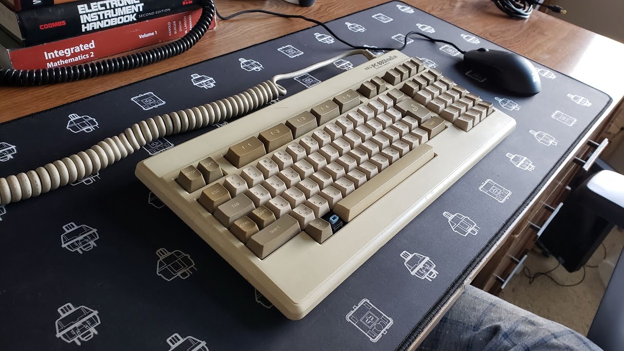 NEC PC-8801 mkII SR Keyboard Typing Demo - YouTube