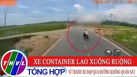 Tránh xe đạp qua đường không quan sát, xe container lao xuống ruộng