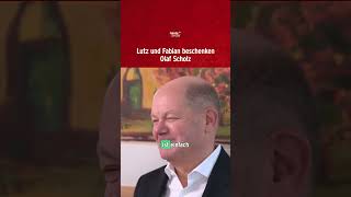 Lutz und Fabian beschenken Olaf Scholz heute show #shorts