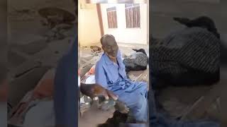 عناصر من مرتزقة دقلو  تستجوب رجلاً مسناً حول انتمائه للجيش حيث يرد بأنه مع  القوات المسلحة السودانية