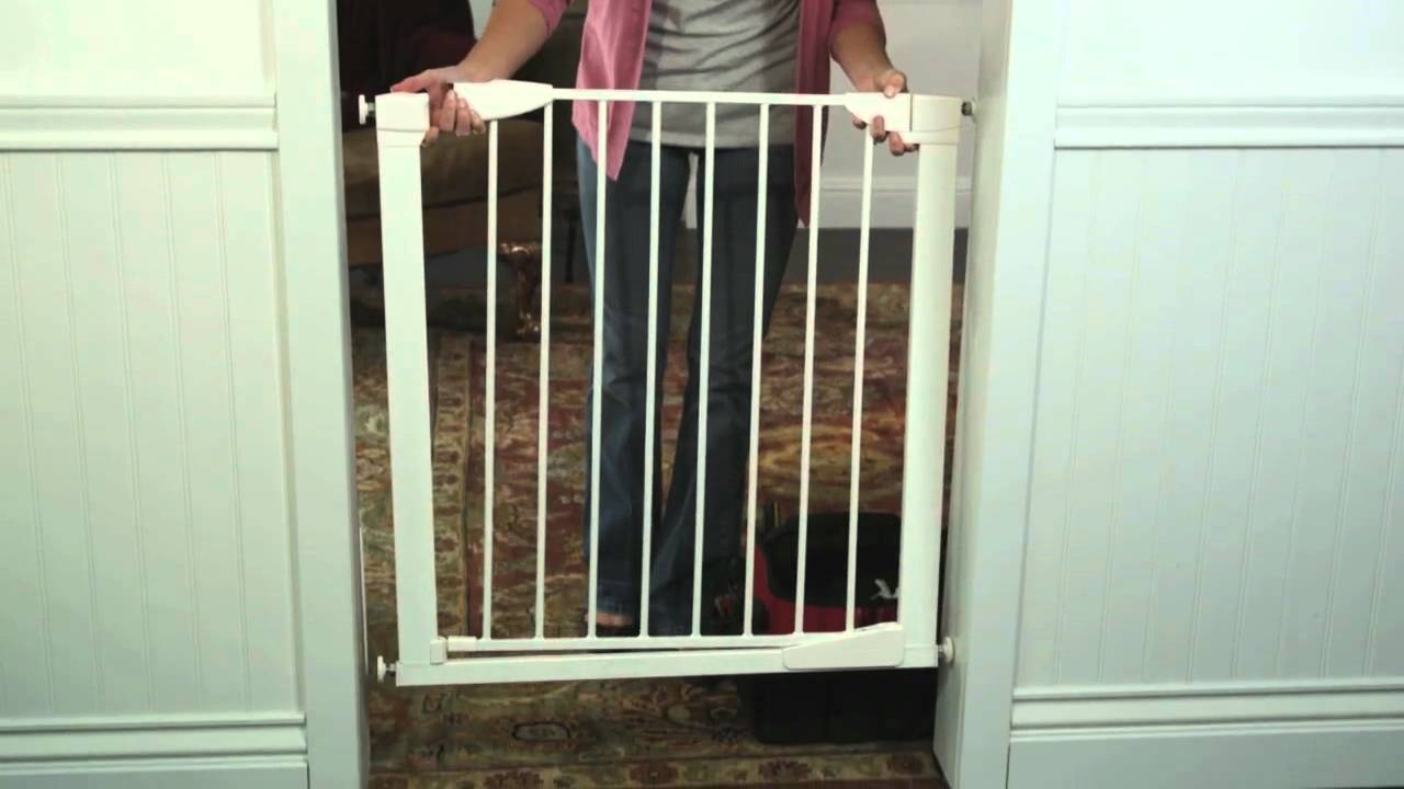 baby gate that allows door to close