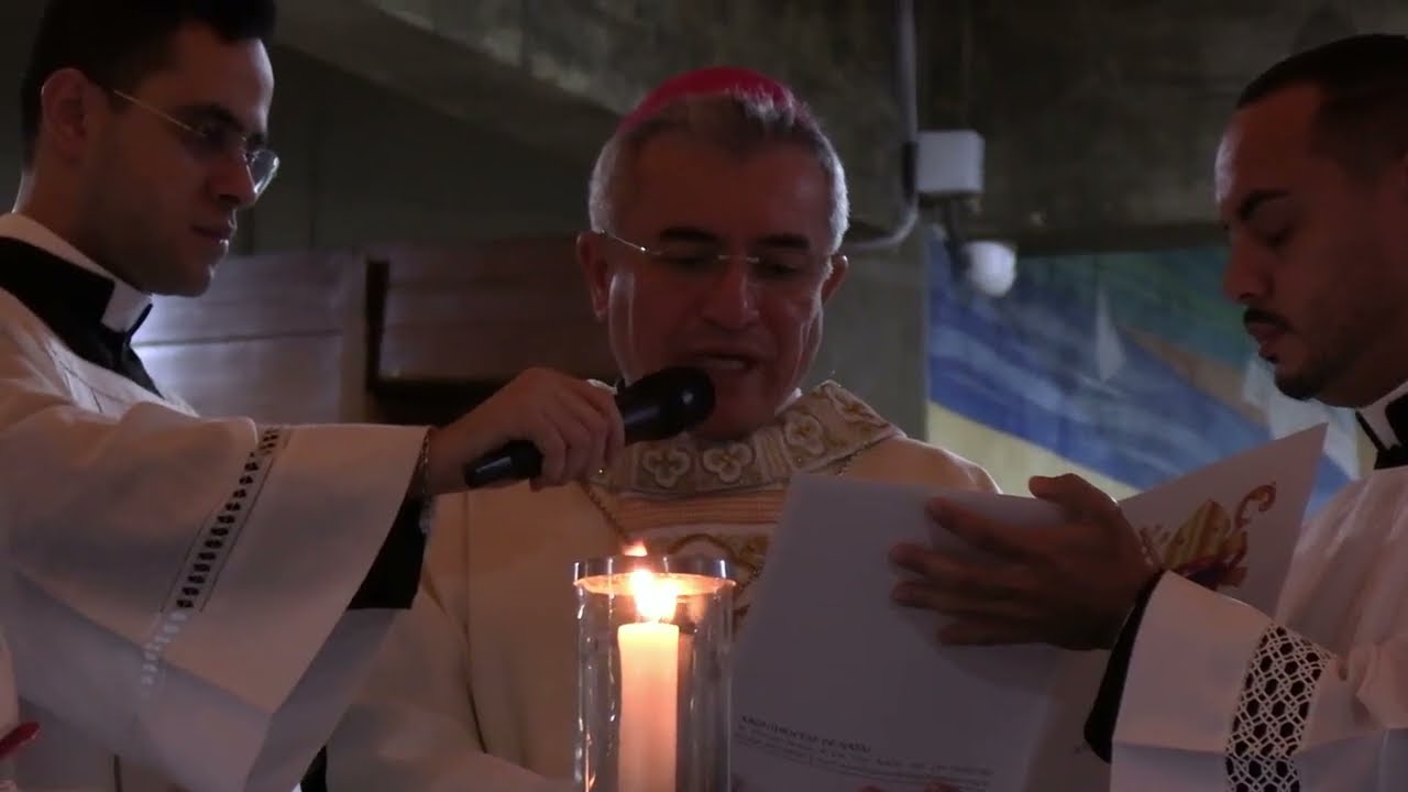 Monsenhor José Silvio de Brito recebe bênção das insígnias episcopais na véspera de sua ordenação