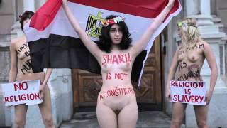 علياء المهدي عارية أمام السفارة المصرية بالسويد