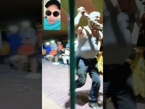 متظاهر ياكل في صؤك ويدفع بشراب