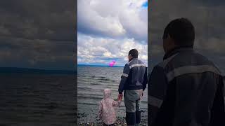 Коса в Туруханске. Река Енисей. Муж😘 и дочка🥰 любуются силой реки😉