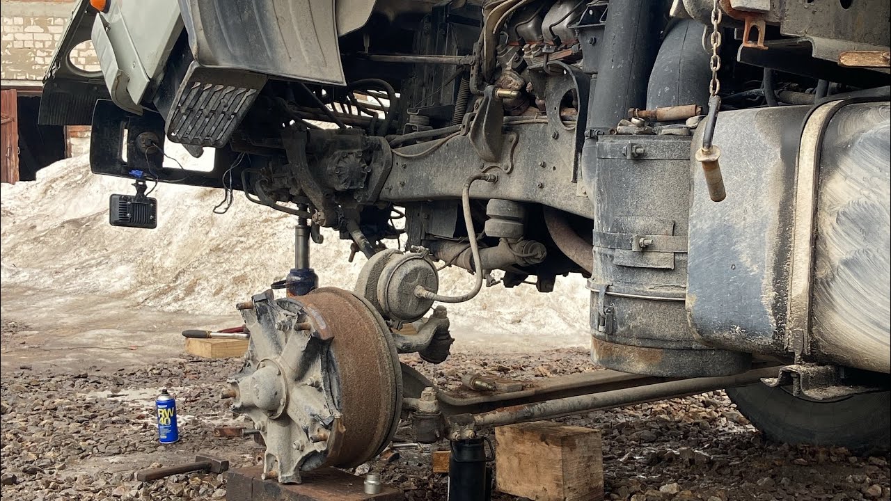 Готовлю Камаз к сезону, замена передних рессор и тормозных накладок ...